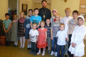 Батюшка с детьми воскресной школы